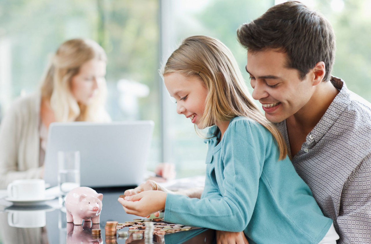wachstumssparen-volksbank-raiffeisenbank-paar-mit-kind-spart-geld