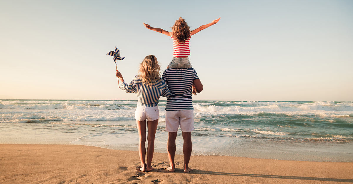 Familie am Strand im Urlaub