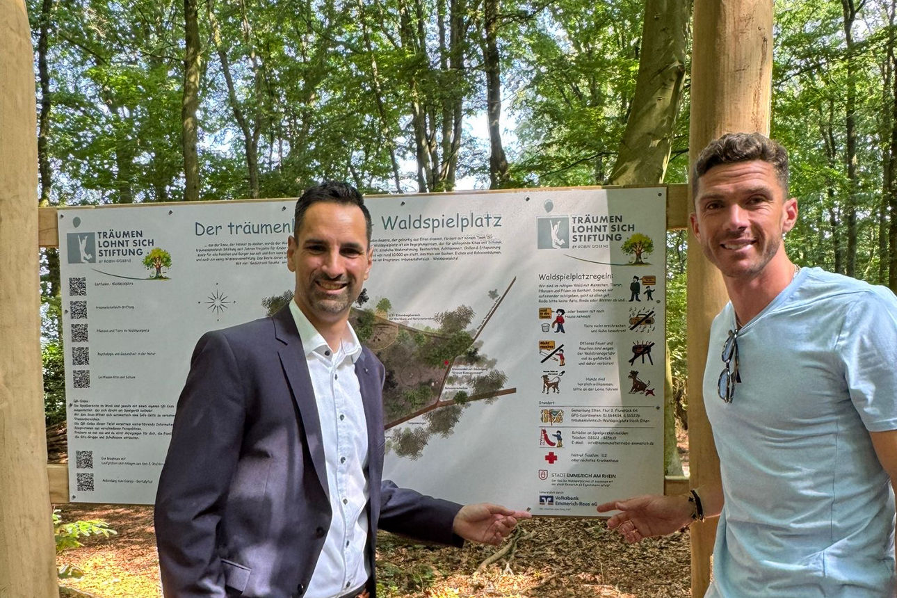 Vorstand Peter Schau und Robin Gosens auf dem Waldspielplatz Elten
