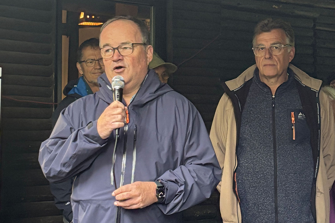 Martin Leis, Vorstand der Raiffeisenbank, begrüßt die Gäste