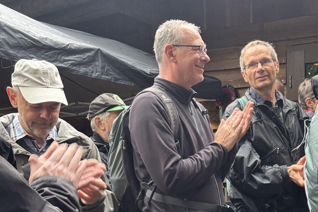 Männder in Wanderkleidung applaudieren