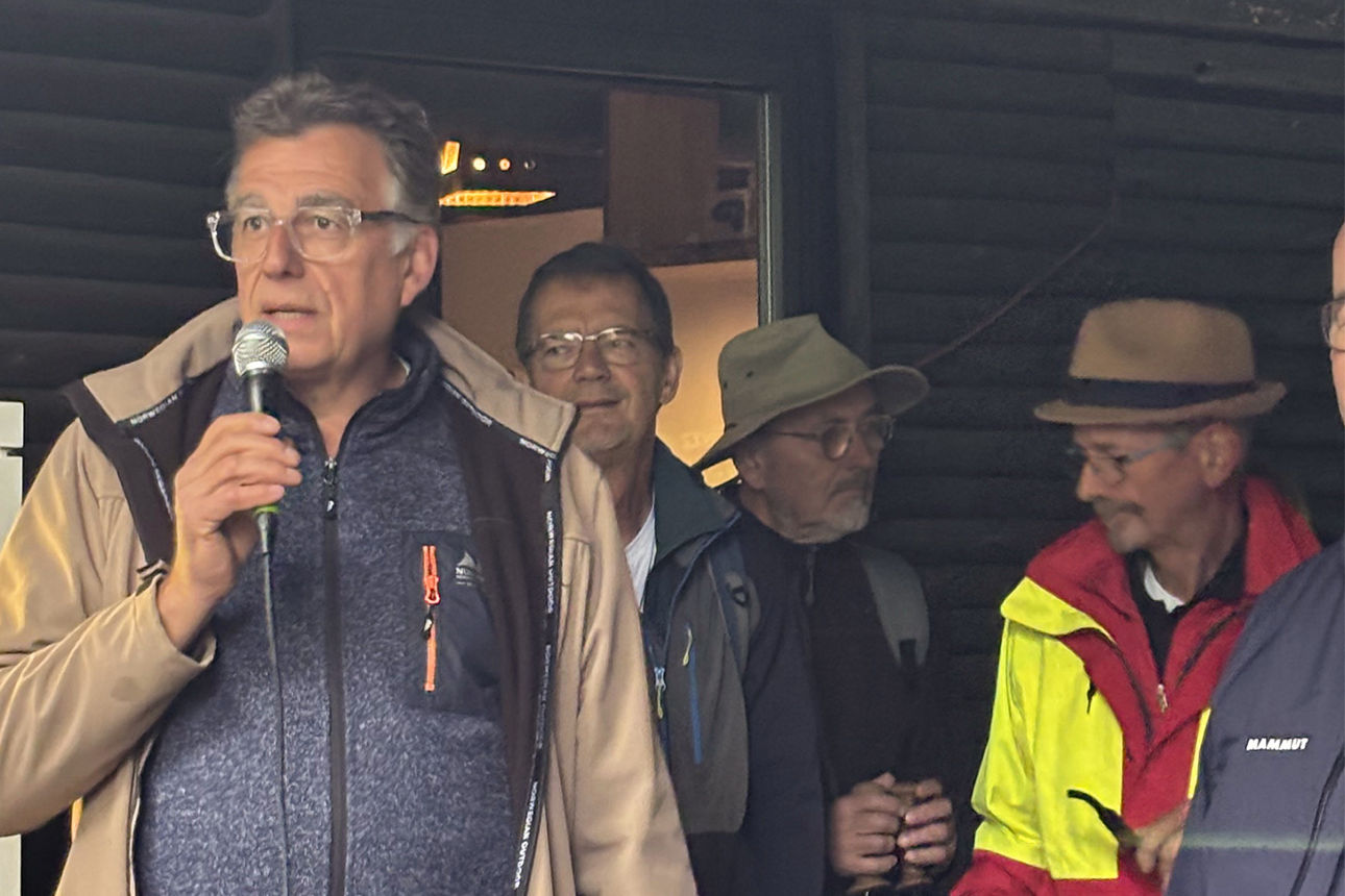 Vereinsmitglied des VVH Hümmerich spricht in ein Mikrofon