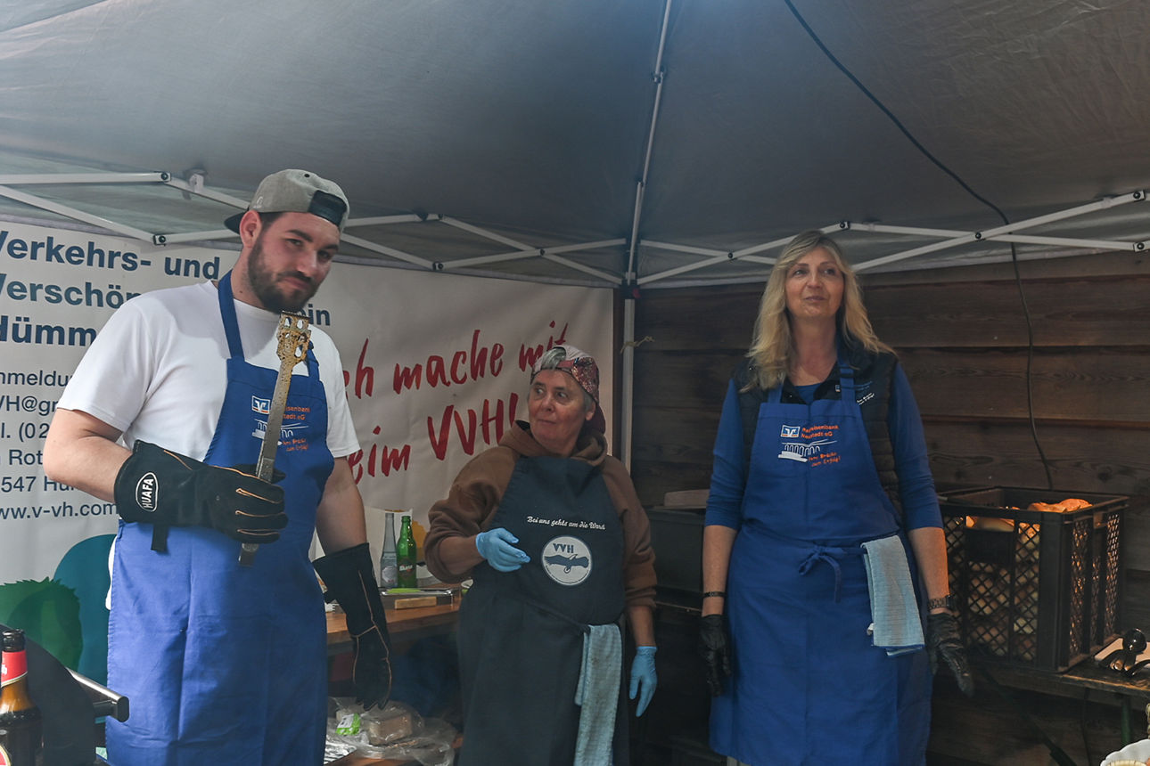 Mitarbeitende der Raiffeisenbank und Mitglieder des VVH grillen und kümmern sich um das Salatbuffet