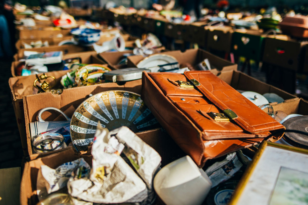 Alte Schultasche liegt auf einem Tisch mit verschiedenen anderen Dingen zum tauschen