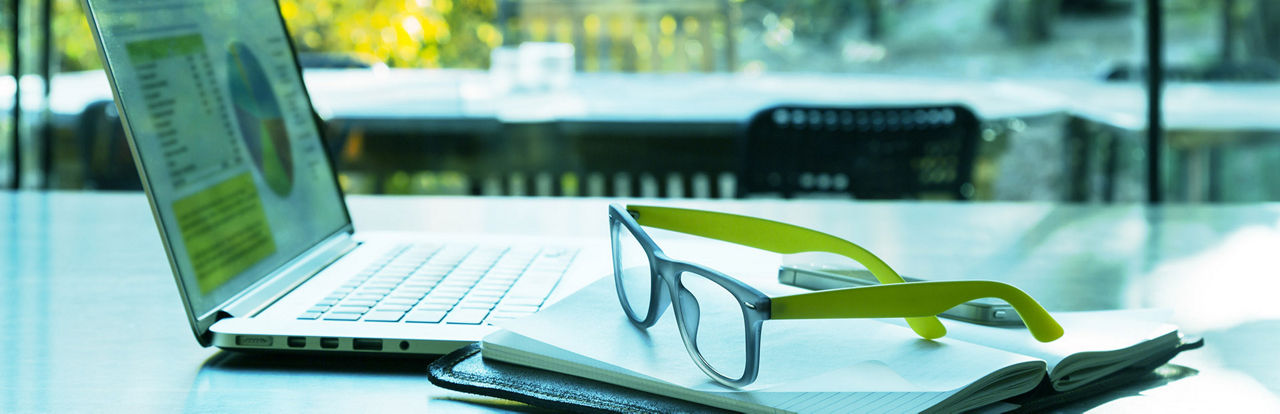 Laptop mit abgelegter Brille
