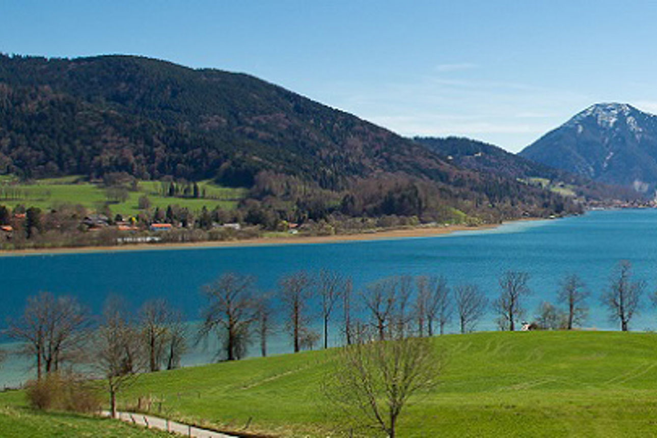 Landschaft mit See, Bergen und Natur