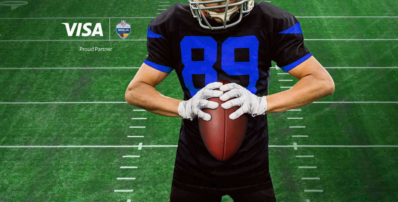 Footballspieler mit Ball Visa Logo