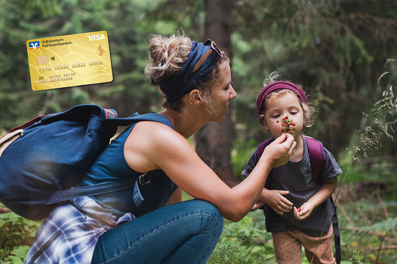 Sie sehen eine Frau und ein Kind im Wald.