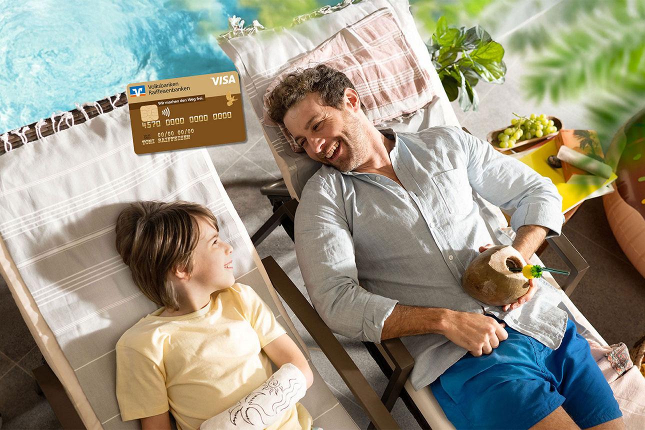 Vater und Sohn liegen auf einer Sonnenliege