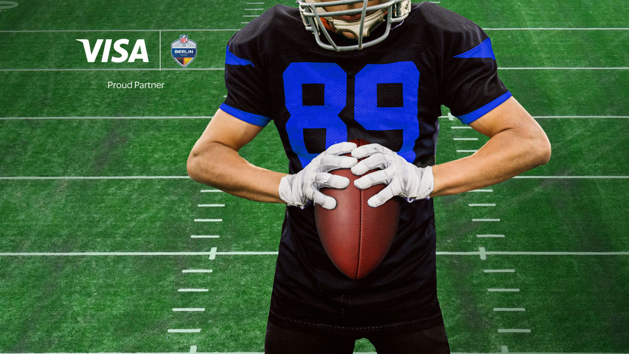 Ein NFL Sportler steht im Trickot auf dem Spielfeld