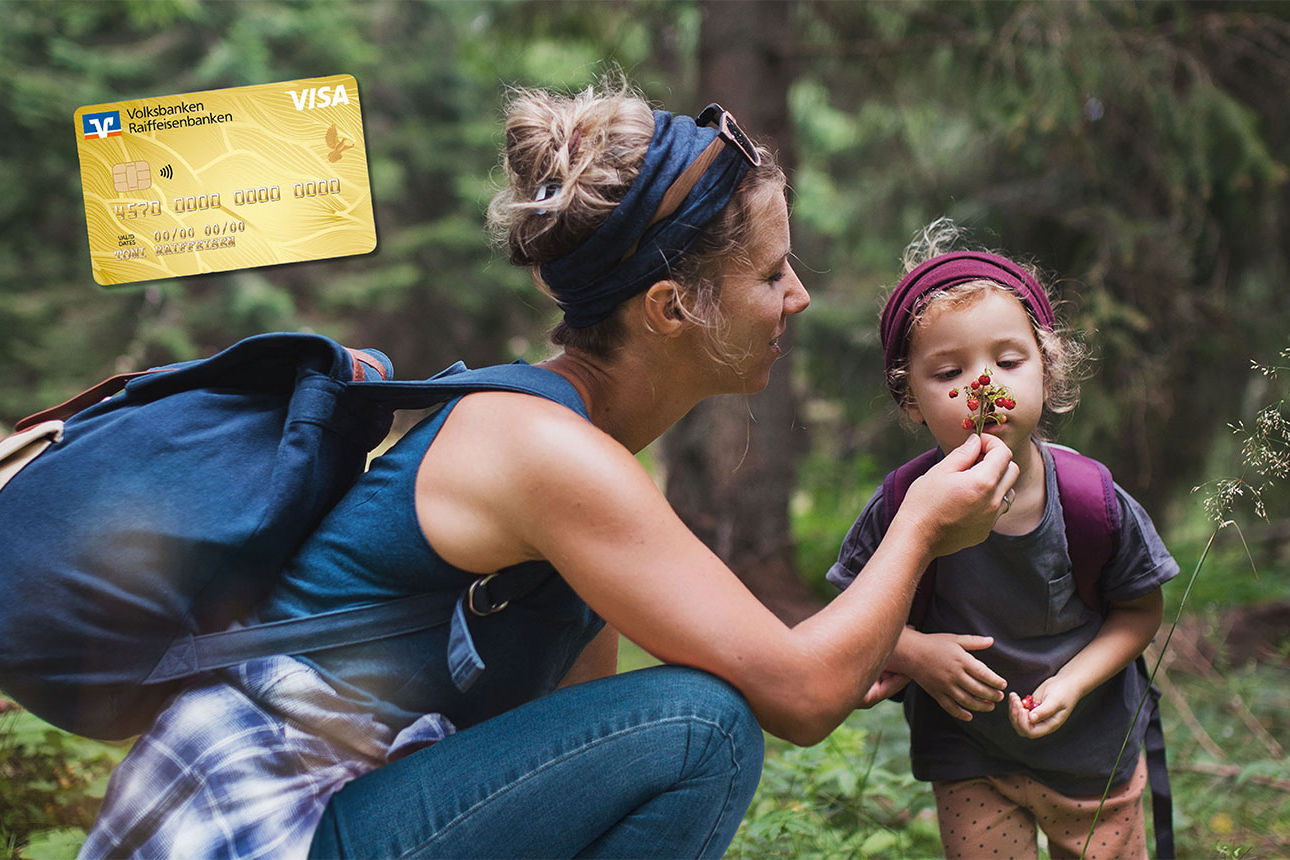 Sie sehen eine Frau und ein Kind im Wald.