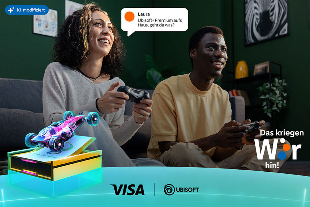 Zwei junge Menschen haben einen Controller in der Hand und spielen, davor ist das Gewinnspiel eingeblendet