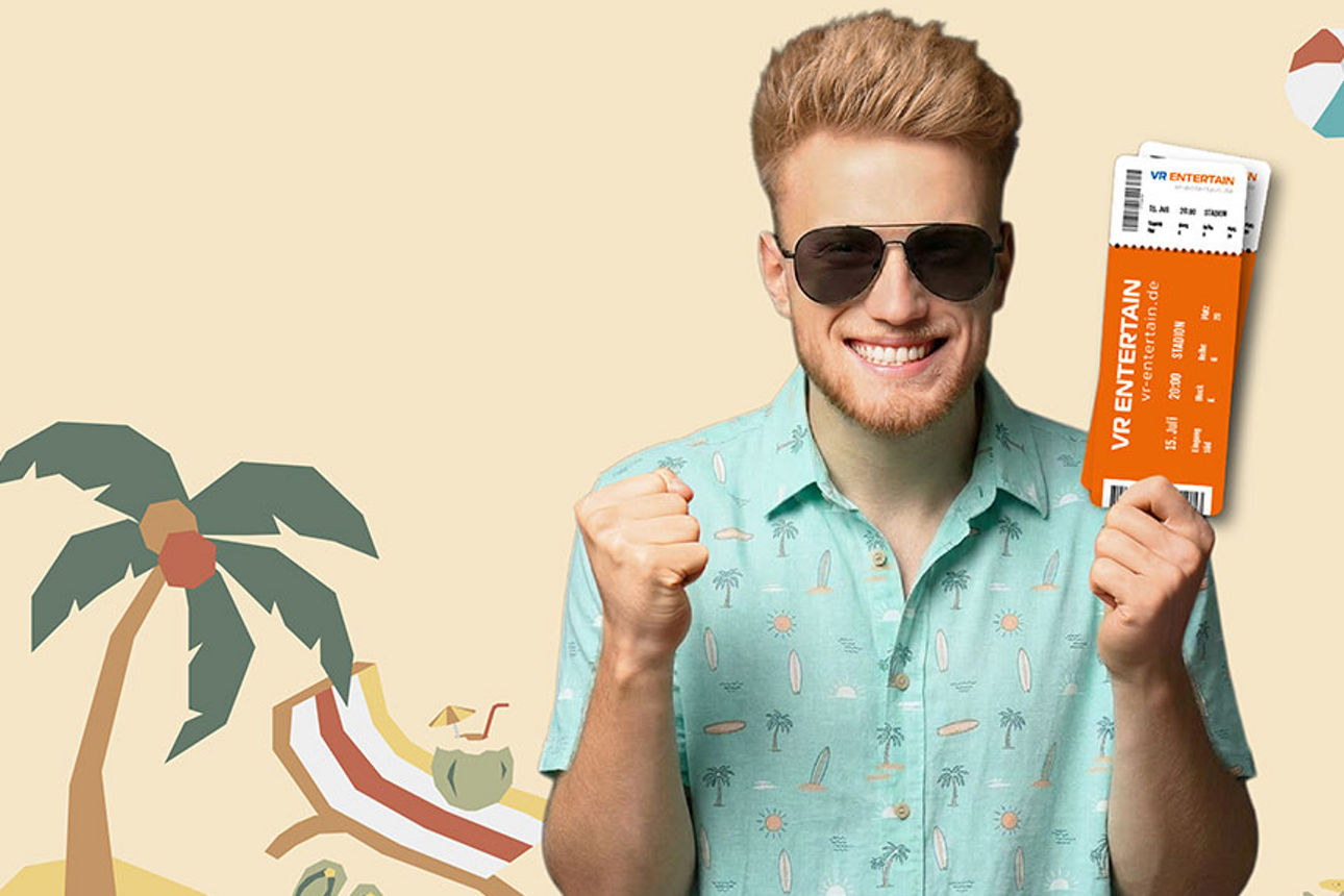 Junger Mann mit Sonnenbrille hält Tickets in der Hand