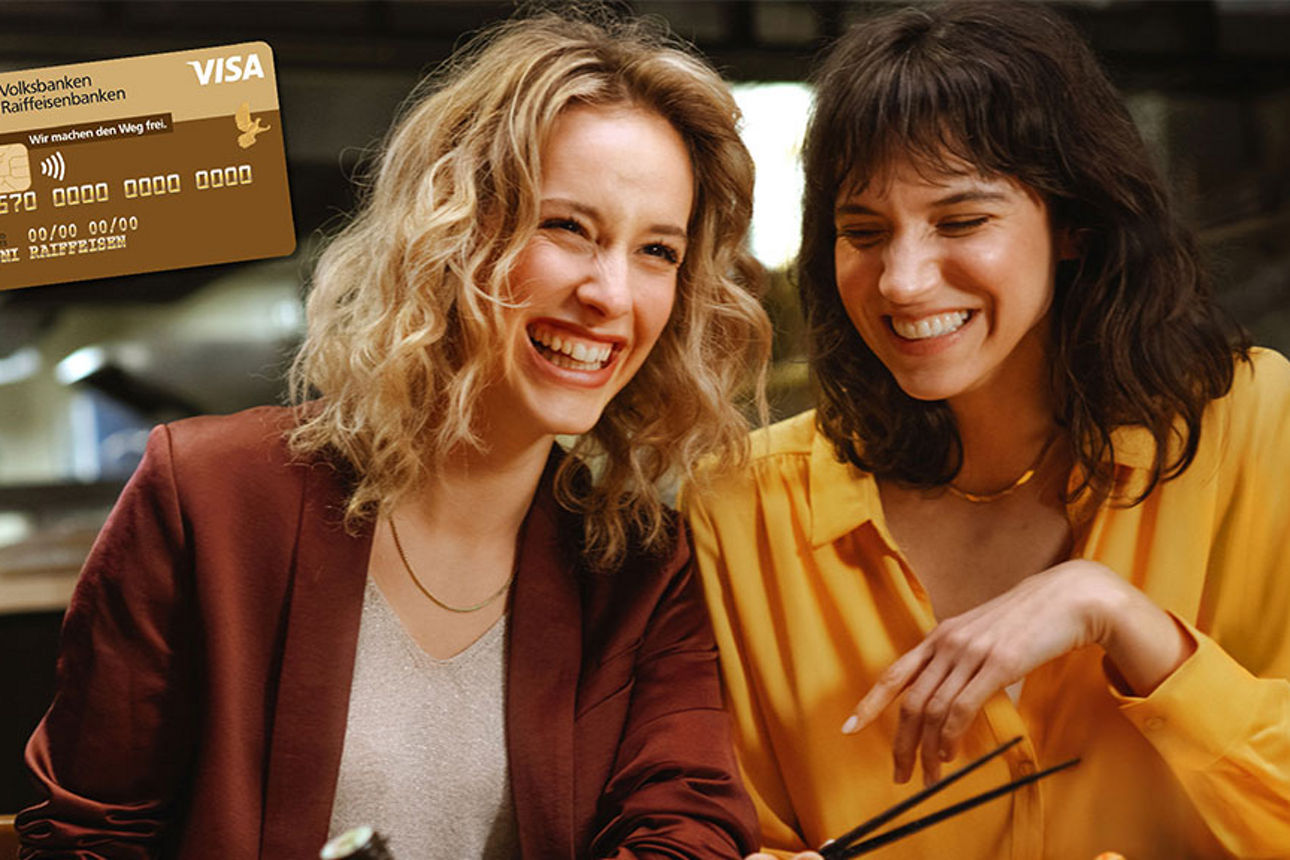 Zwei Frau sitzen in einem Restaurant und unterhalten sich