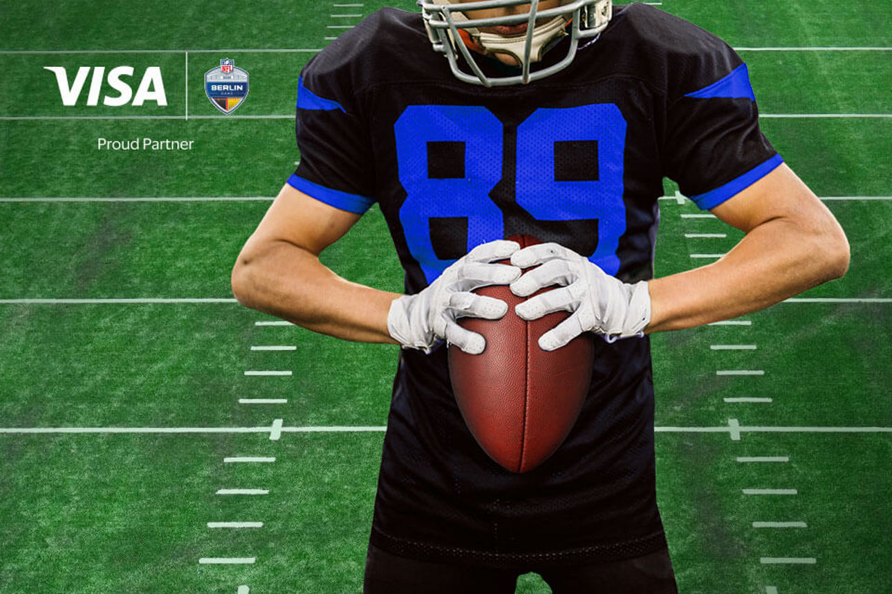 American-Football-Spieler mit schwarzem Trikot und der Nummer 89 auf der Brust. Er hält einen Football mit beiden Händen.