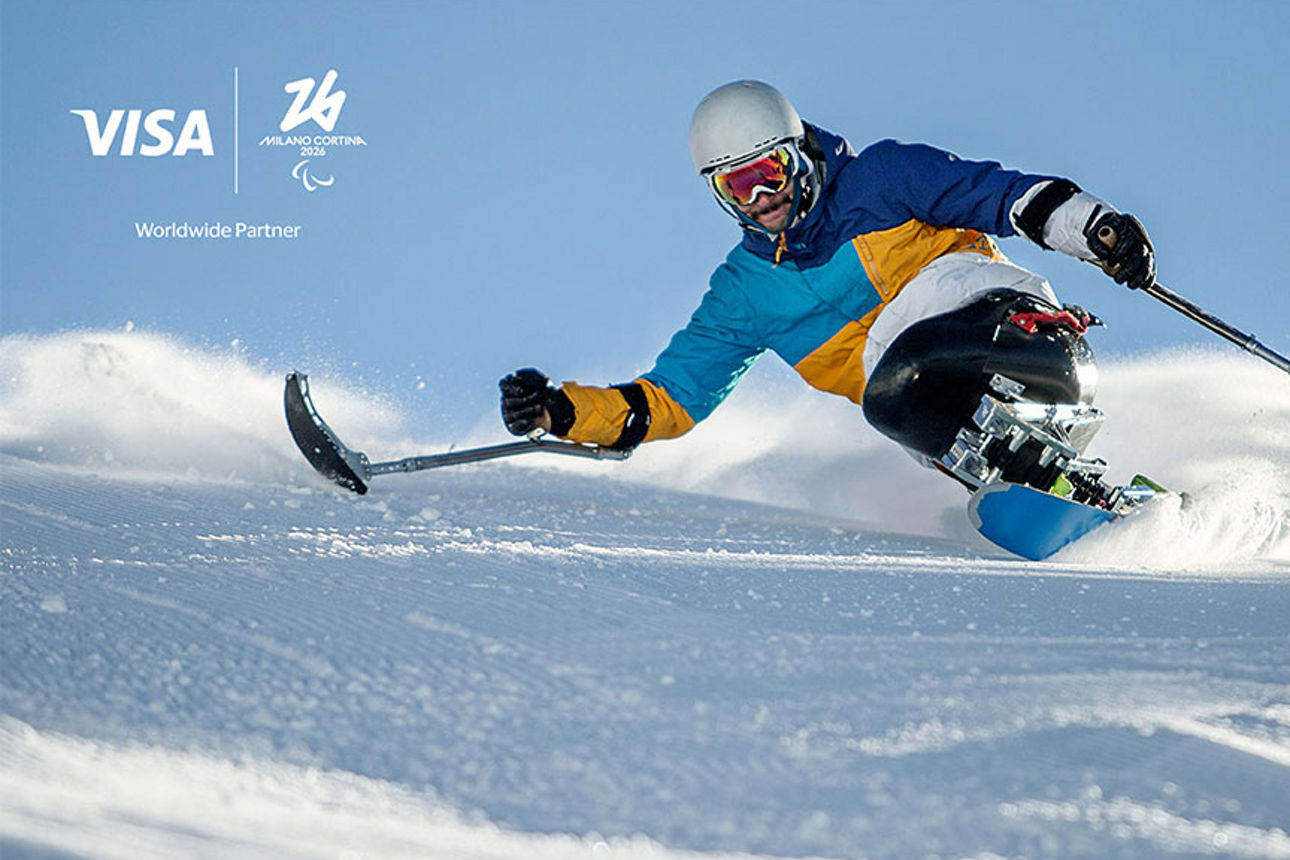 Personen auf Ski im Schnee