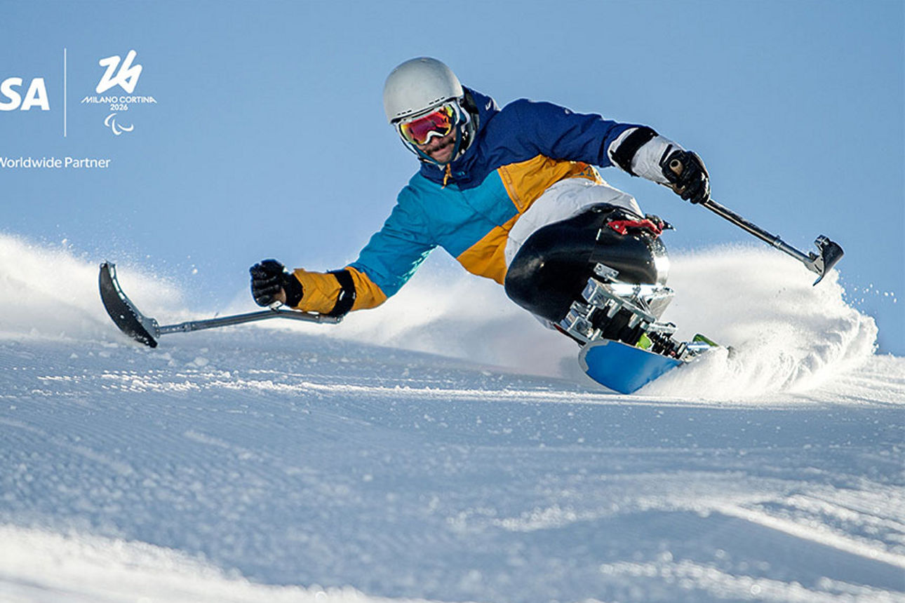 Ein Para-Snowboarder fährt einen von Schnee bedeckten Hügel hinab