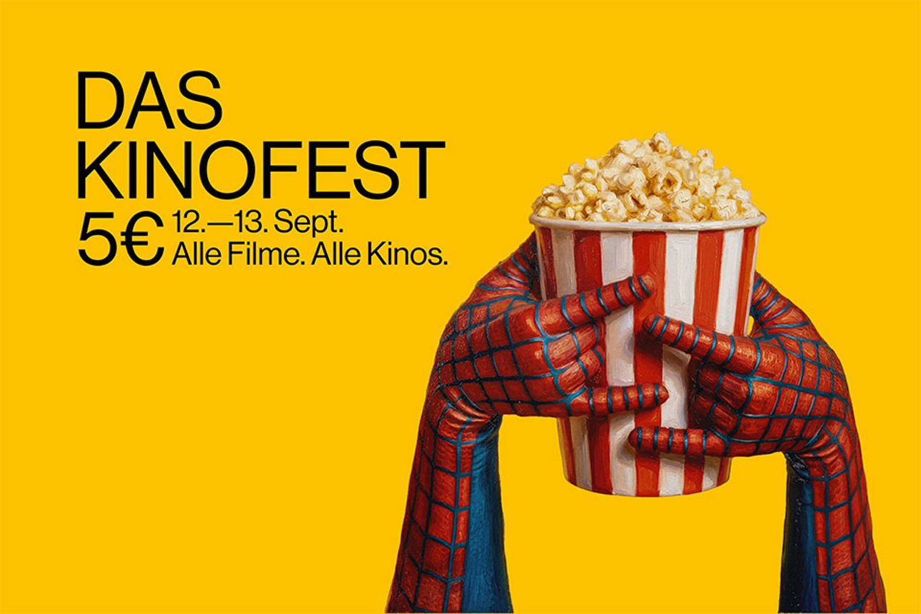 Popcorn werden vor Spidermann Händen gehalten oben links Text Kinotfest 5€