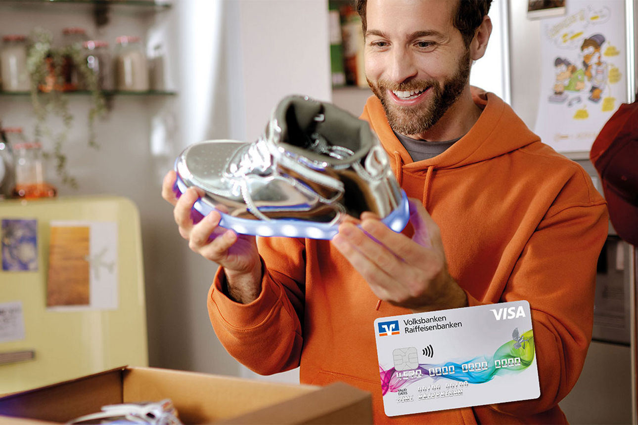 Mann mit dunklem Vollbart freut sich über neuen Turnschuh