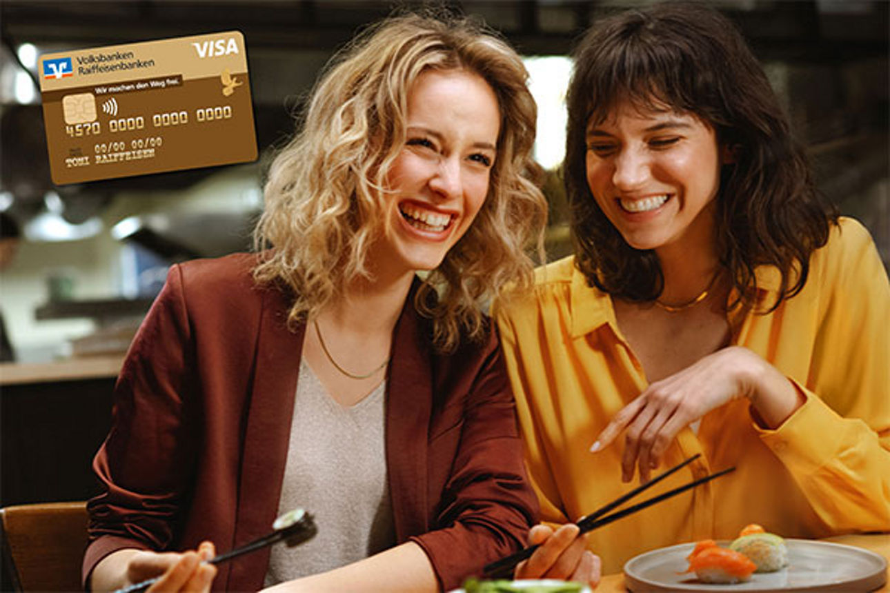 Zwei Frauen essen Sushi