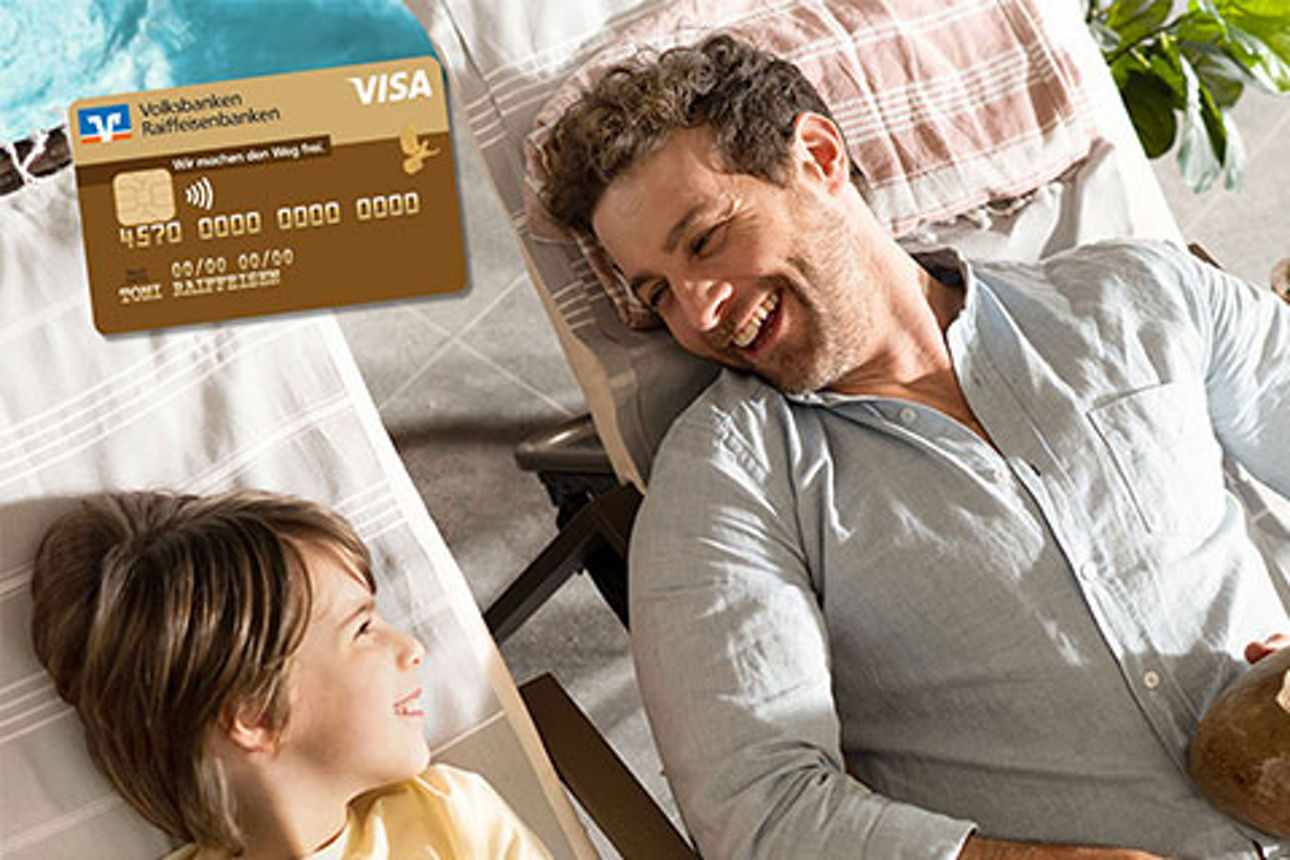 Ein Mann und ein Junge liegen an einem Pool