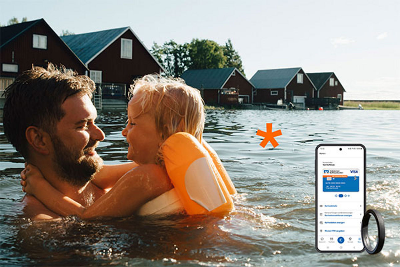 Ein Vater schwimmt mit seinem Kind im See, daneben ein SmartPhone und Wearables