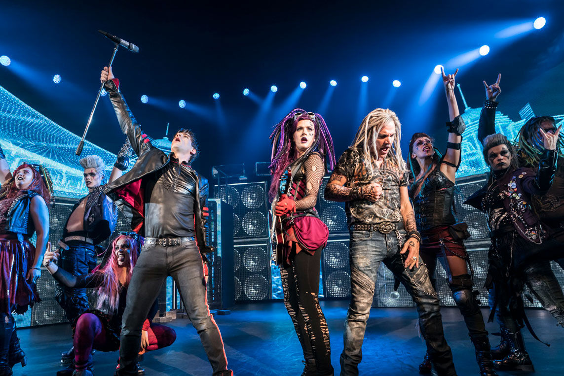 Darsteller des Musicals "We will rock you" auf der Bühne