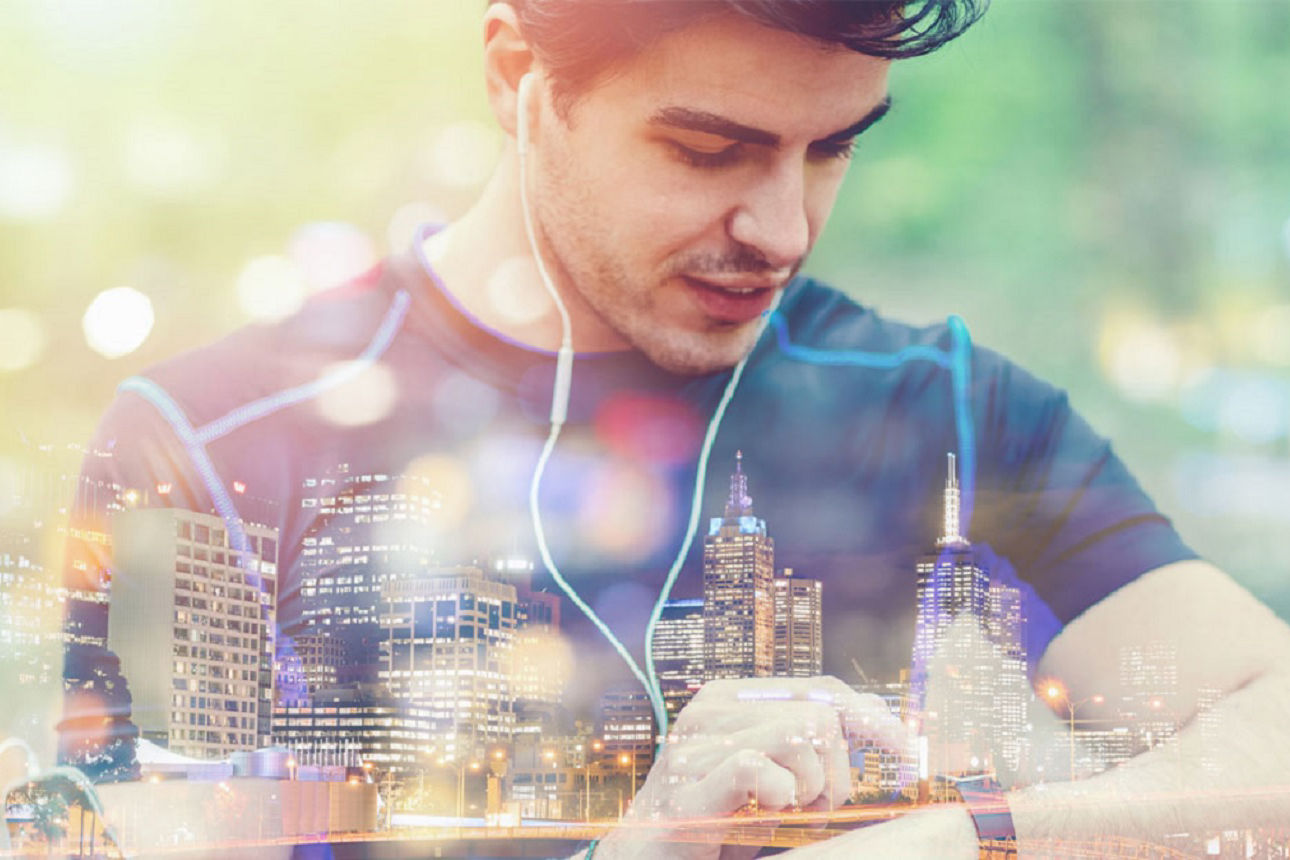 Mann trägt Smartwatch und Kopfhörer