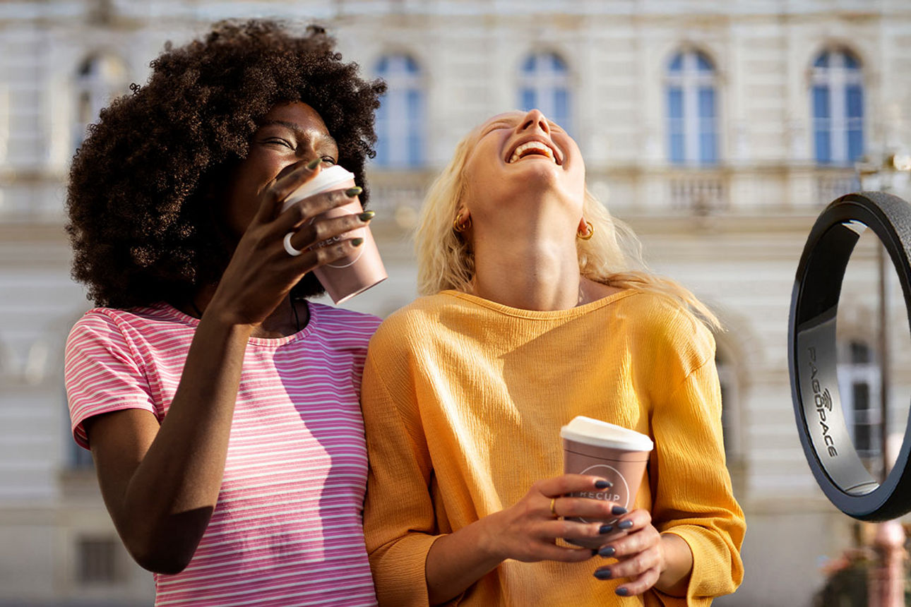 Zwei lachende Frauen, im Vordergrund ein Bezahlring, dazu der Text "Jetzt 50 € GenoStore-Gutschein sichern!"