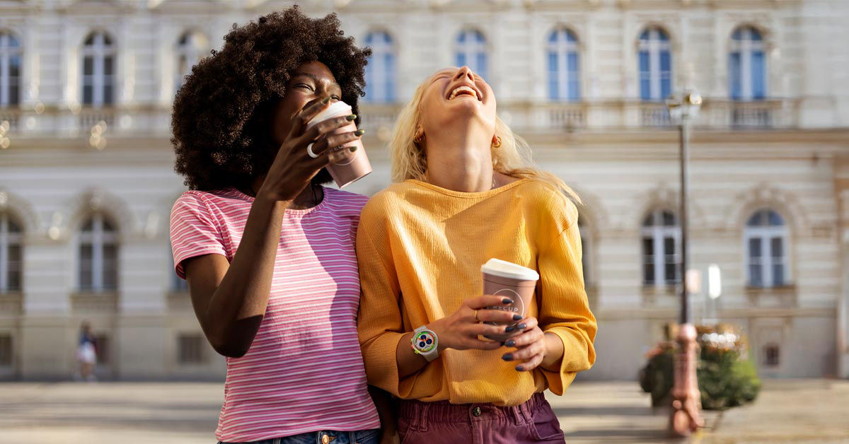 Zwei Frauen mit einem Kaffee in der Hand