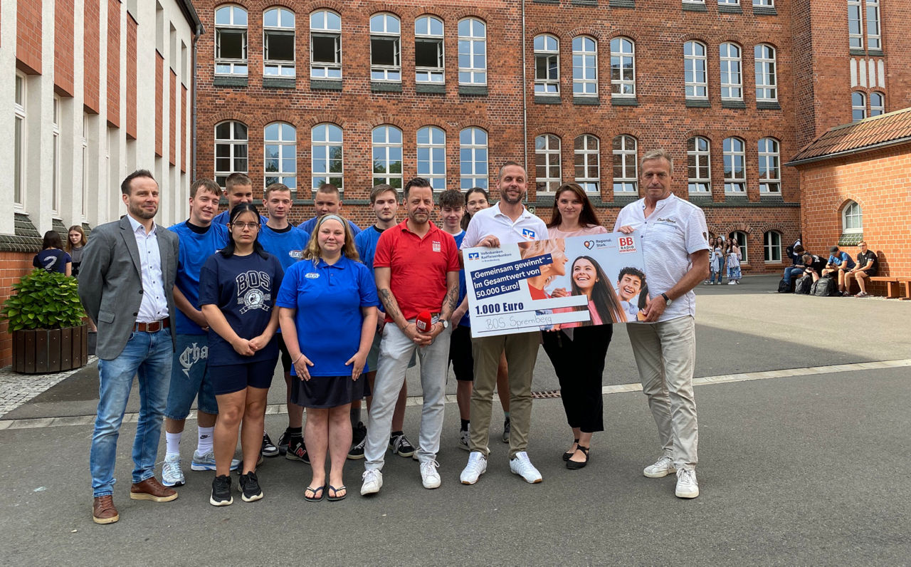 Schüler stehen auf Schulhof der BOS Spremberg