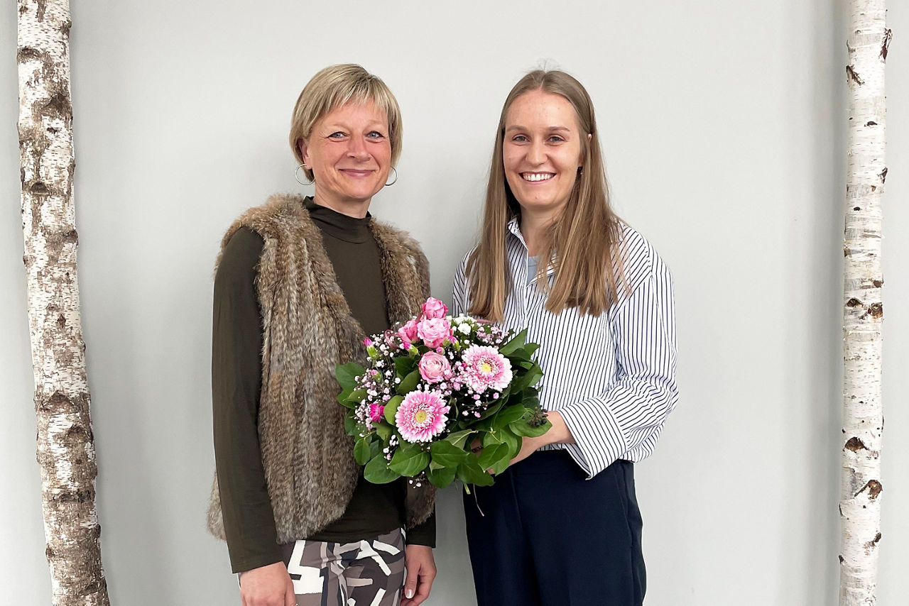 Zwei Frauen mit Blumen