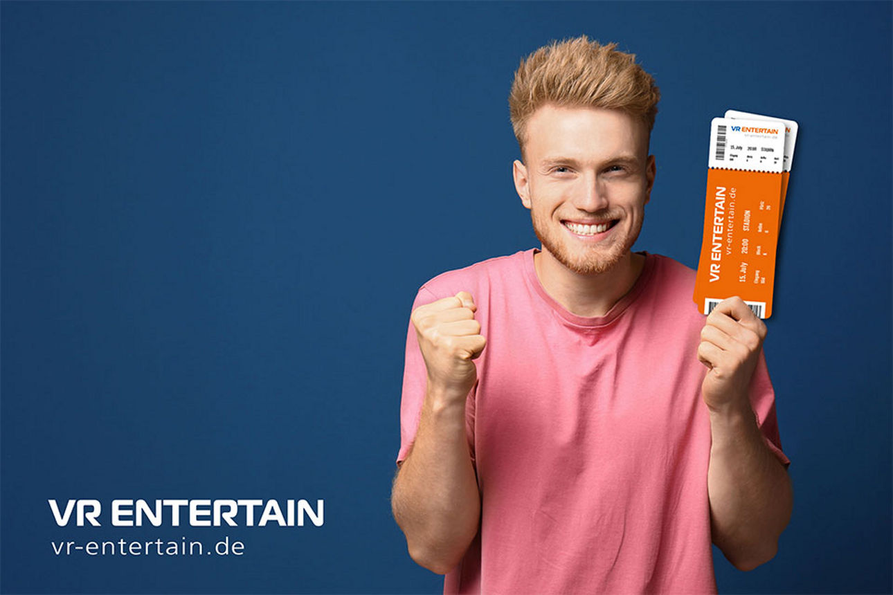 Mann mit Tickets in der Hand freut sich über die Cashbackaktion.