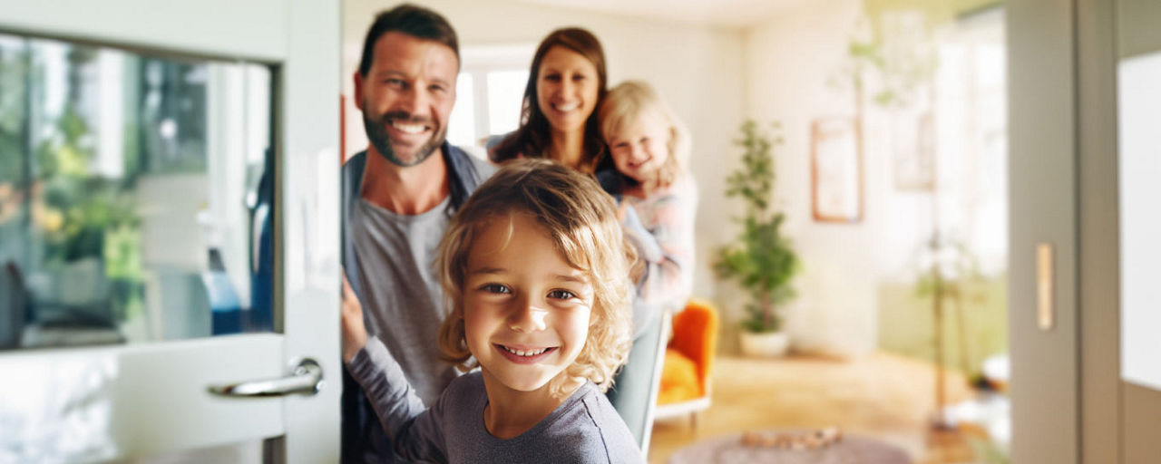 Junge Familie öffnet Tür
