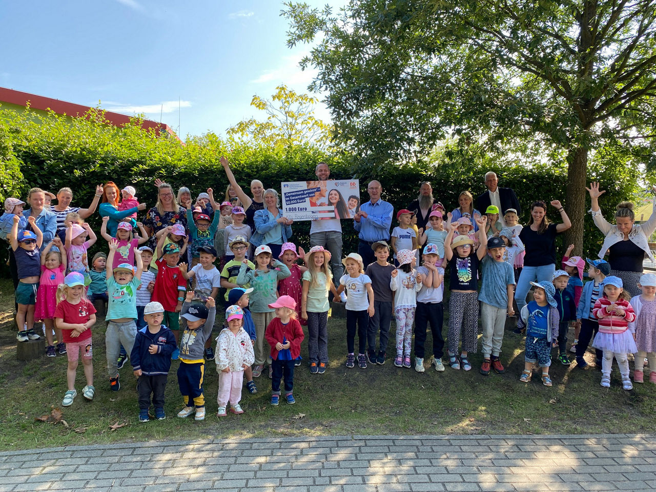 Gruppe von Kita-Kindern jubeln