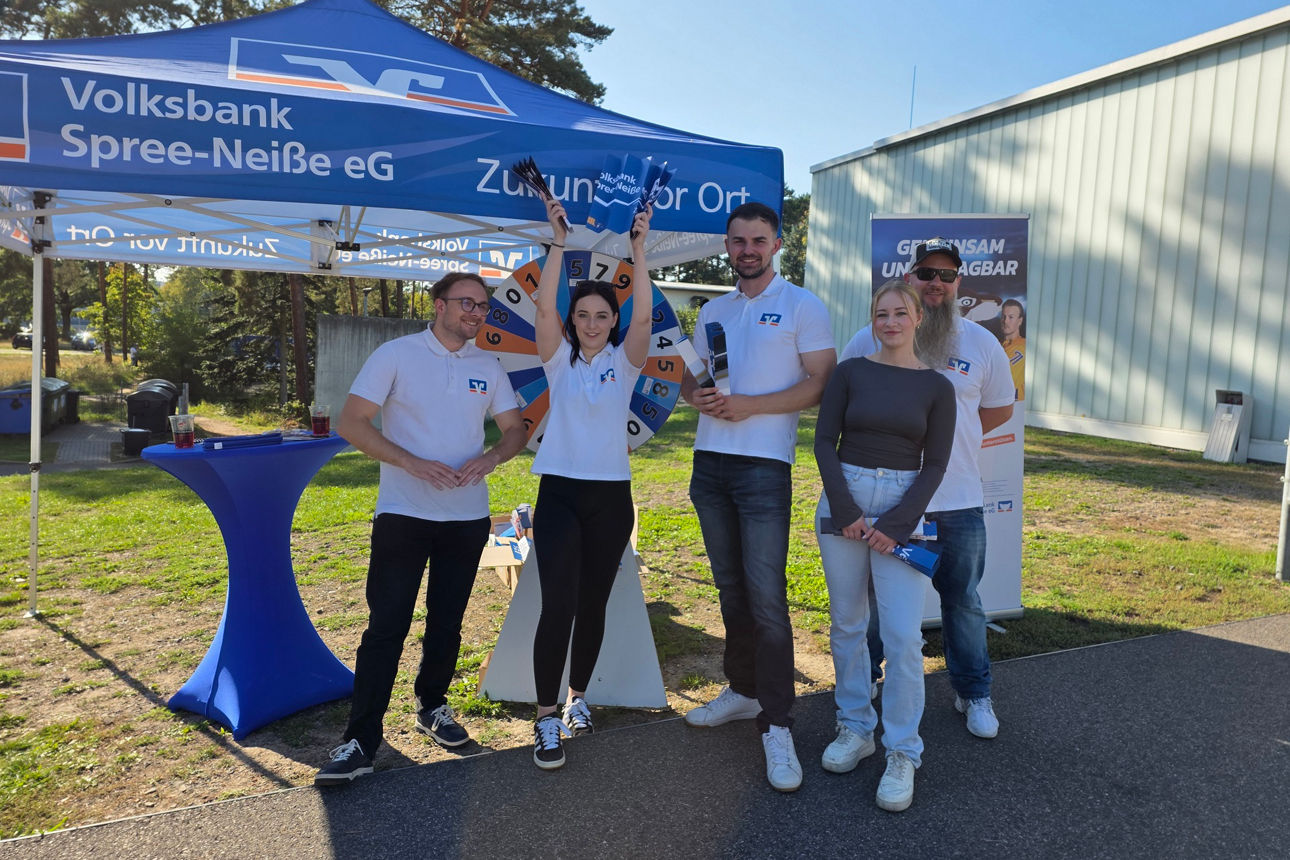 Mitarbeiter der Volksbank vor einem Zelt