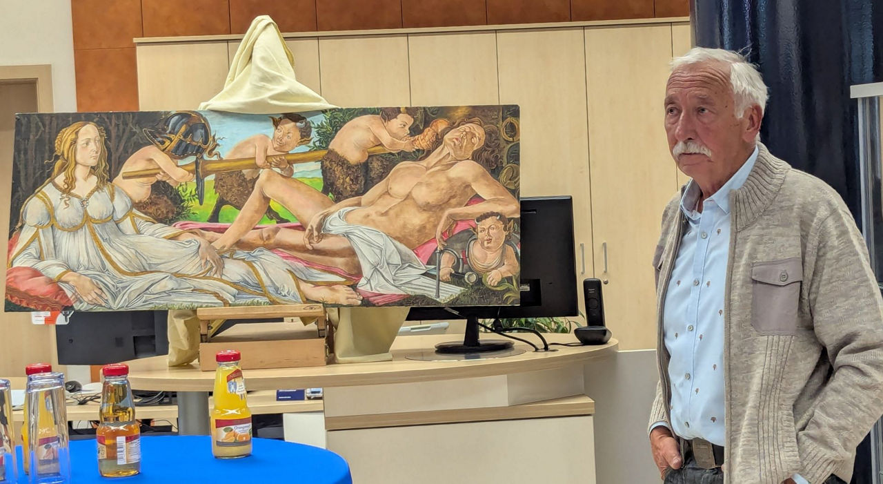 Ein Mann steht vor einem Gemälde