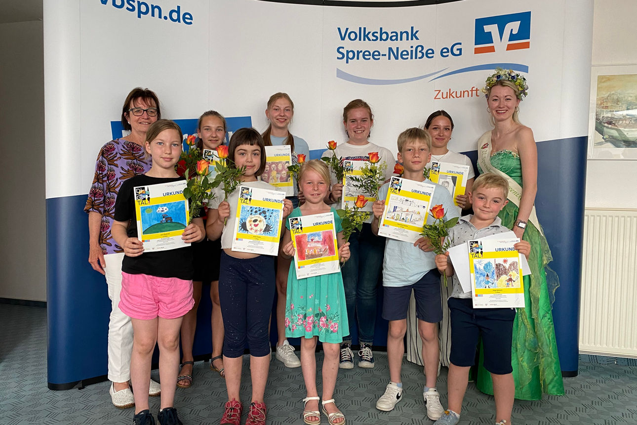 Jugendliche vor einer Pressewand