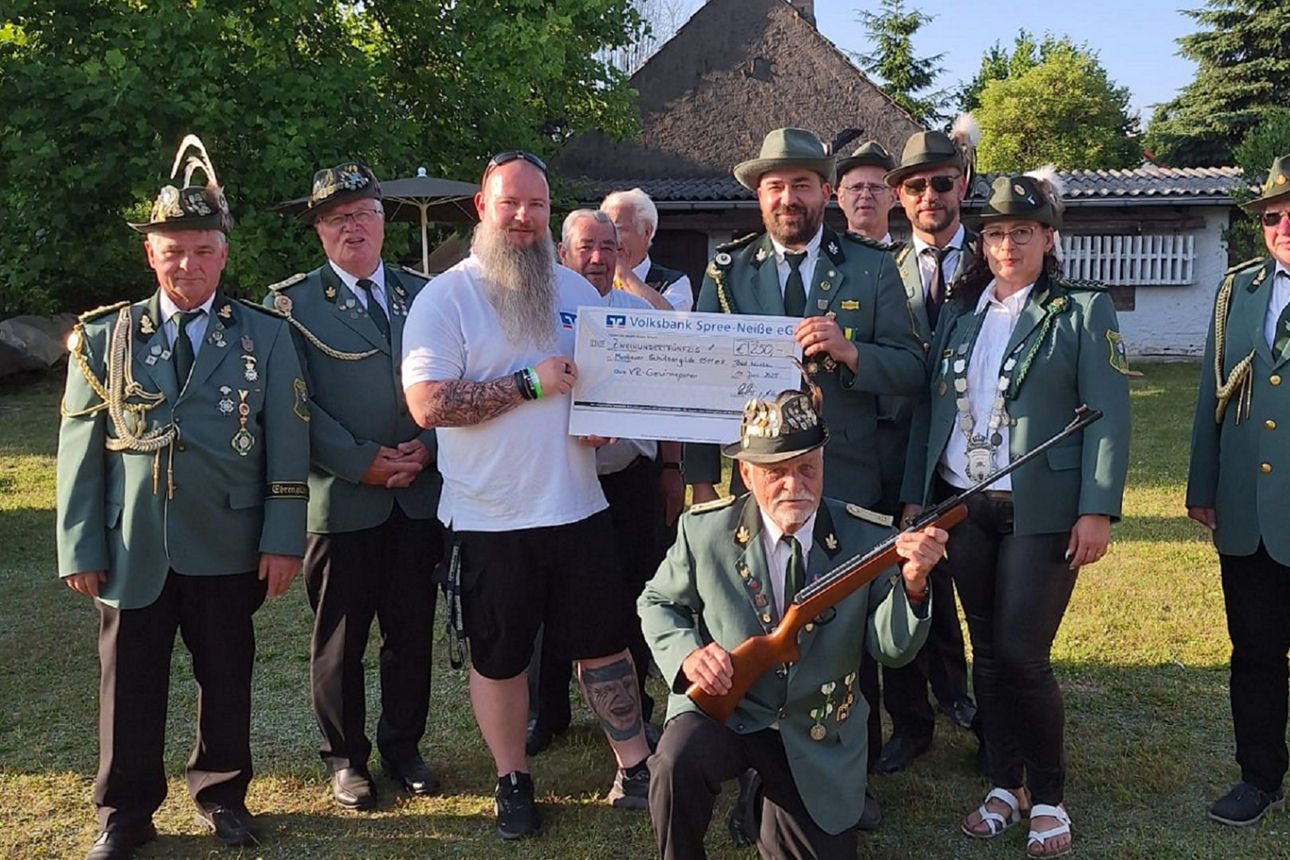 Mitglieder des Schützenvereins präsentieren sich