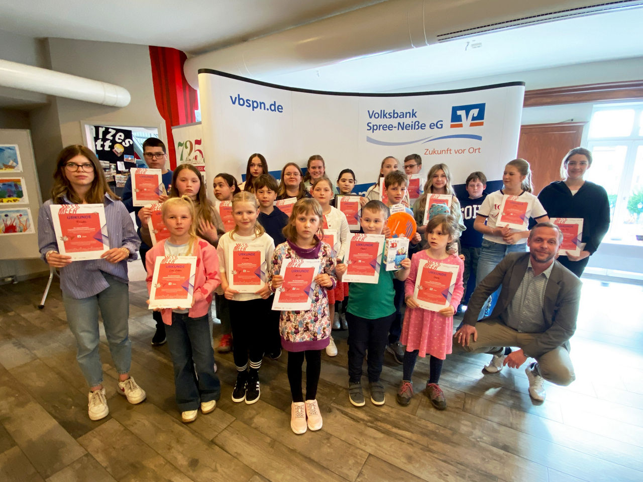 Kinder und Jugendliche vor einer Pressewand zur Preisverleihung