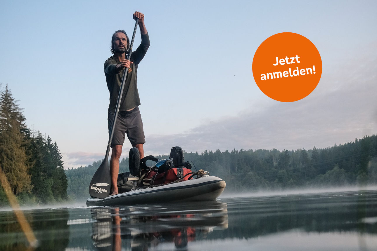 Christo Foerster auf SUP im Wasser