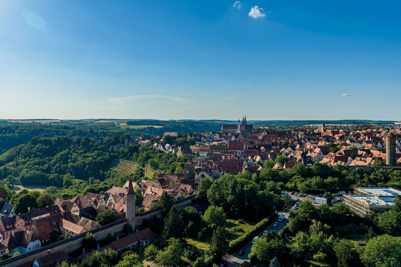 Panoramablick über Rothenburg bei Sonnenschein, Jan Burton
