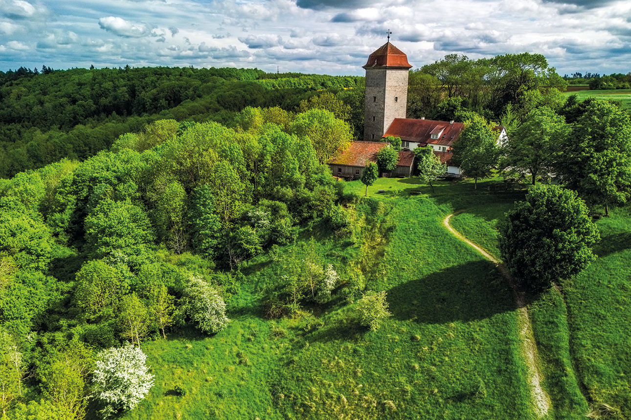 Brunnenhaus zwischen Wald und Wolken in Schillingsfürst - Benjamin Bär