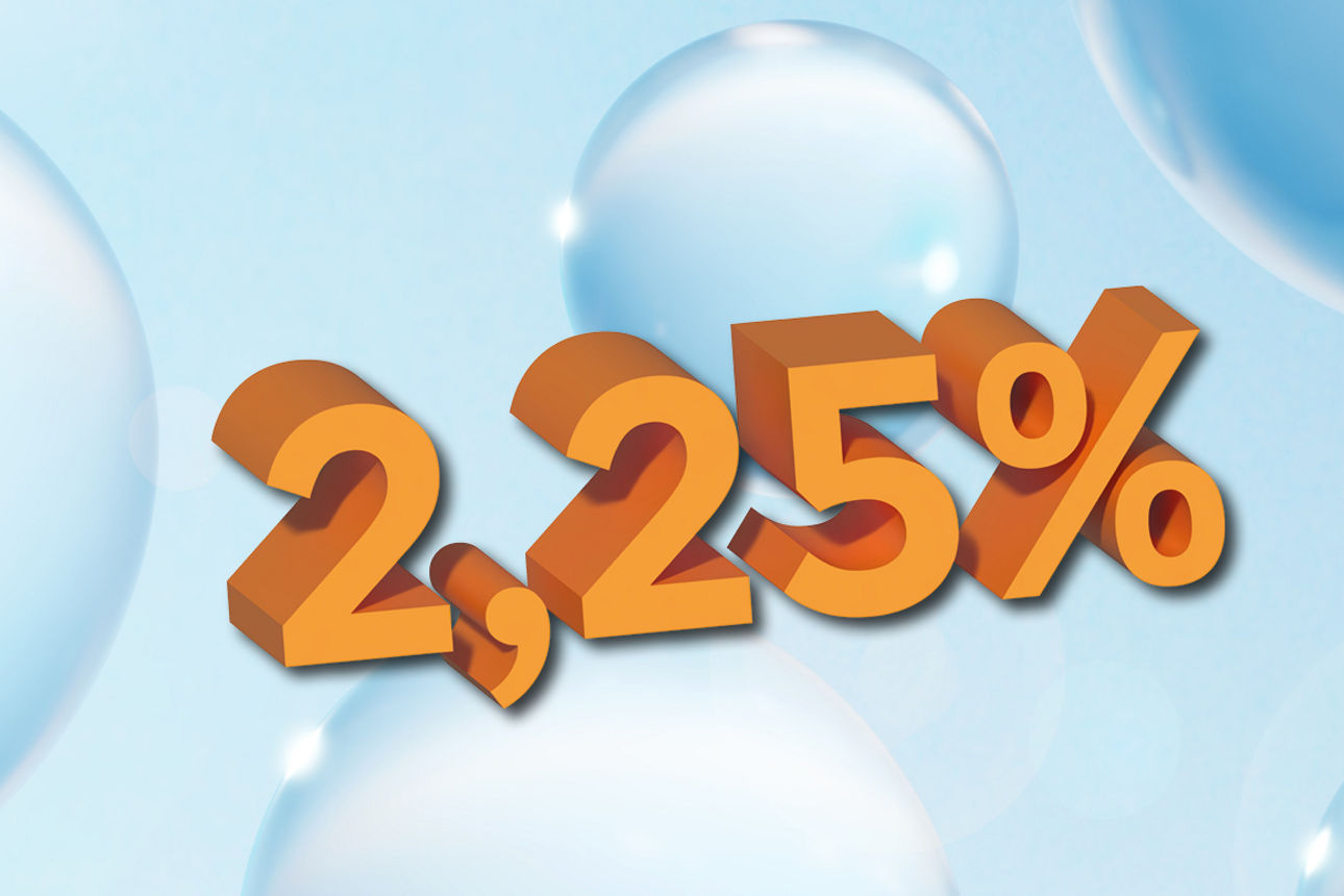 Zinssatz  2,25 % in orange auf hellblauem Hintergrund mit Blasen