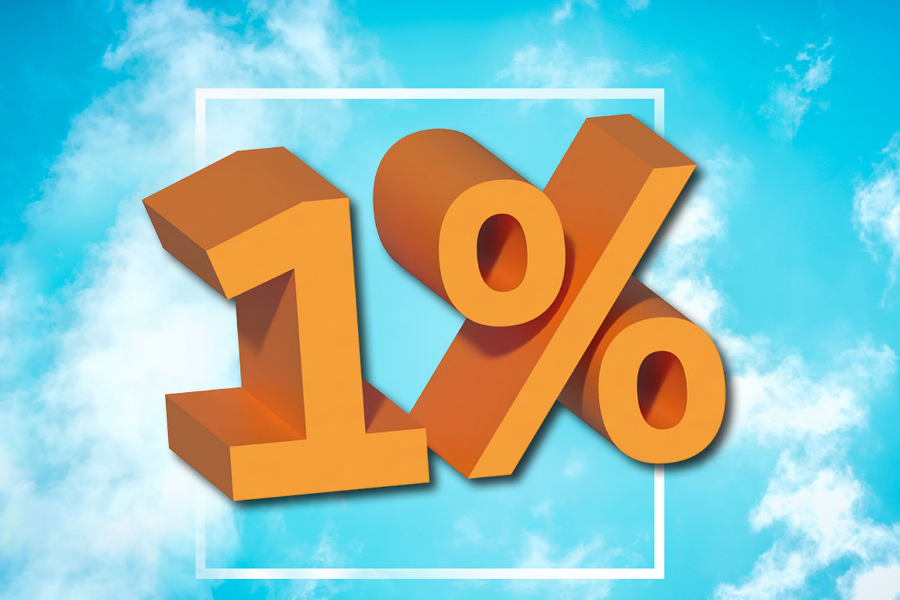Zinssatz 1 % in orange, im Hintergrund ist der blaue Himmel mit Wolken