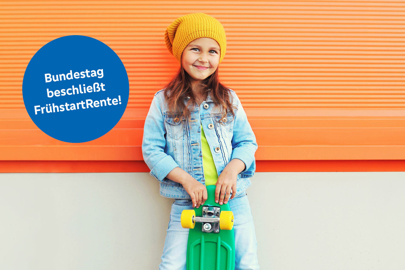 Das Bild zeigt ein lachendes Mädchen mit gelber Mütze und Skateboard vor einer orangefarbenen Wand.