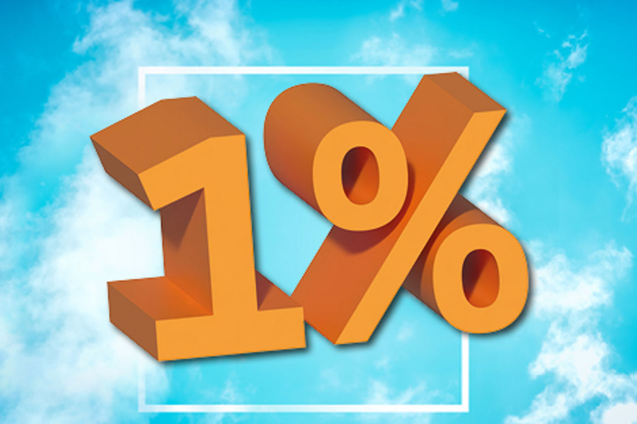 Zinssatz 1 % in orange, im Hintergrund ist der blaue Himmel mit Wolken