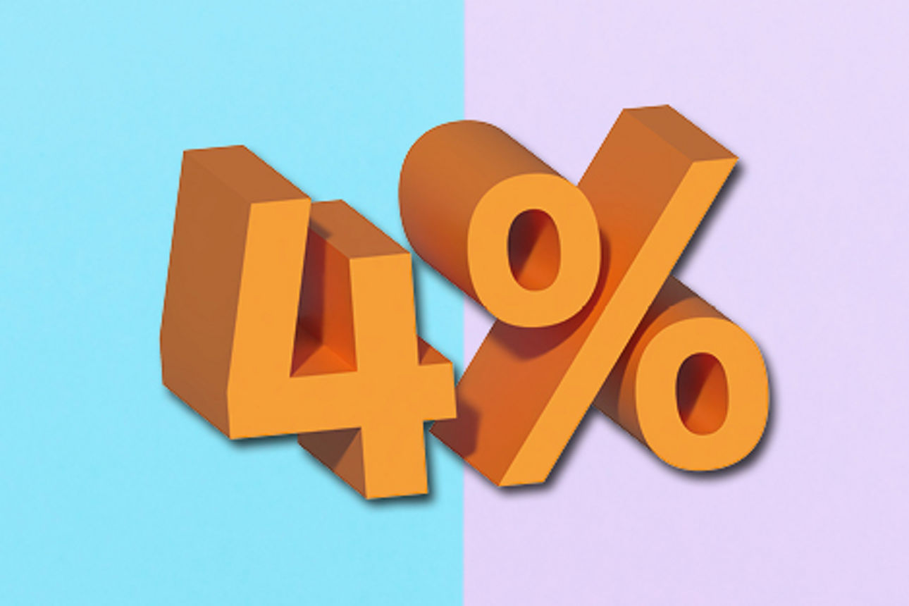 Zinssatz 4% in orange auf hellblauem und lila Hintergrund