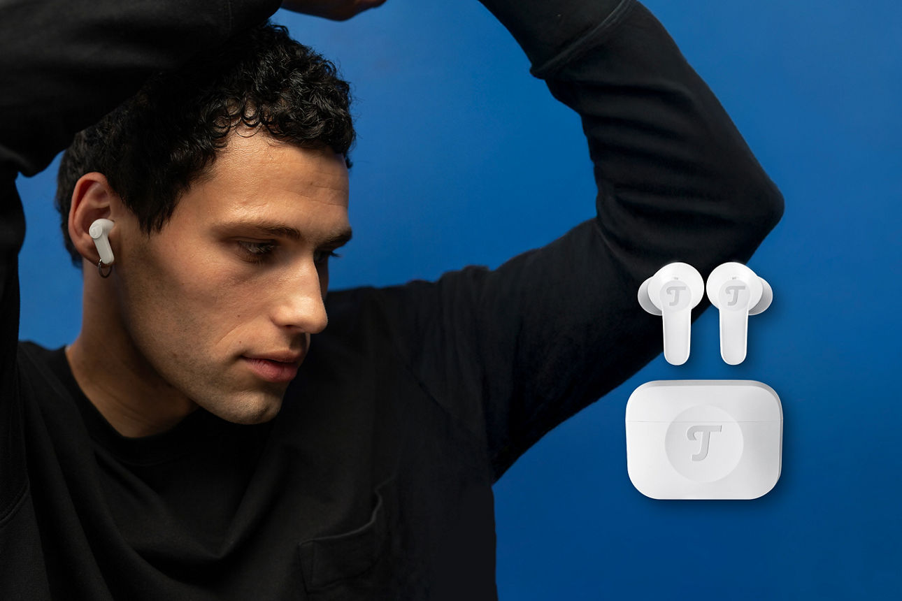 Ein Mann tanzt neben einem Paar Teufel In-Ear-Kopfhörern.