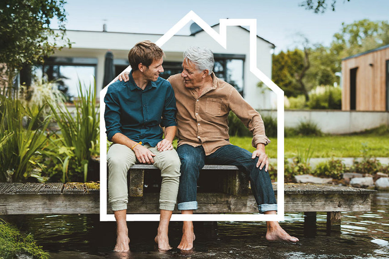 Zwei Männer sitzen auf einem Steg am Wasser